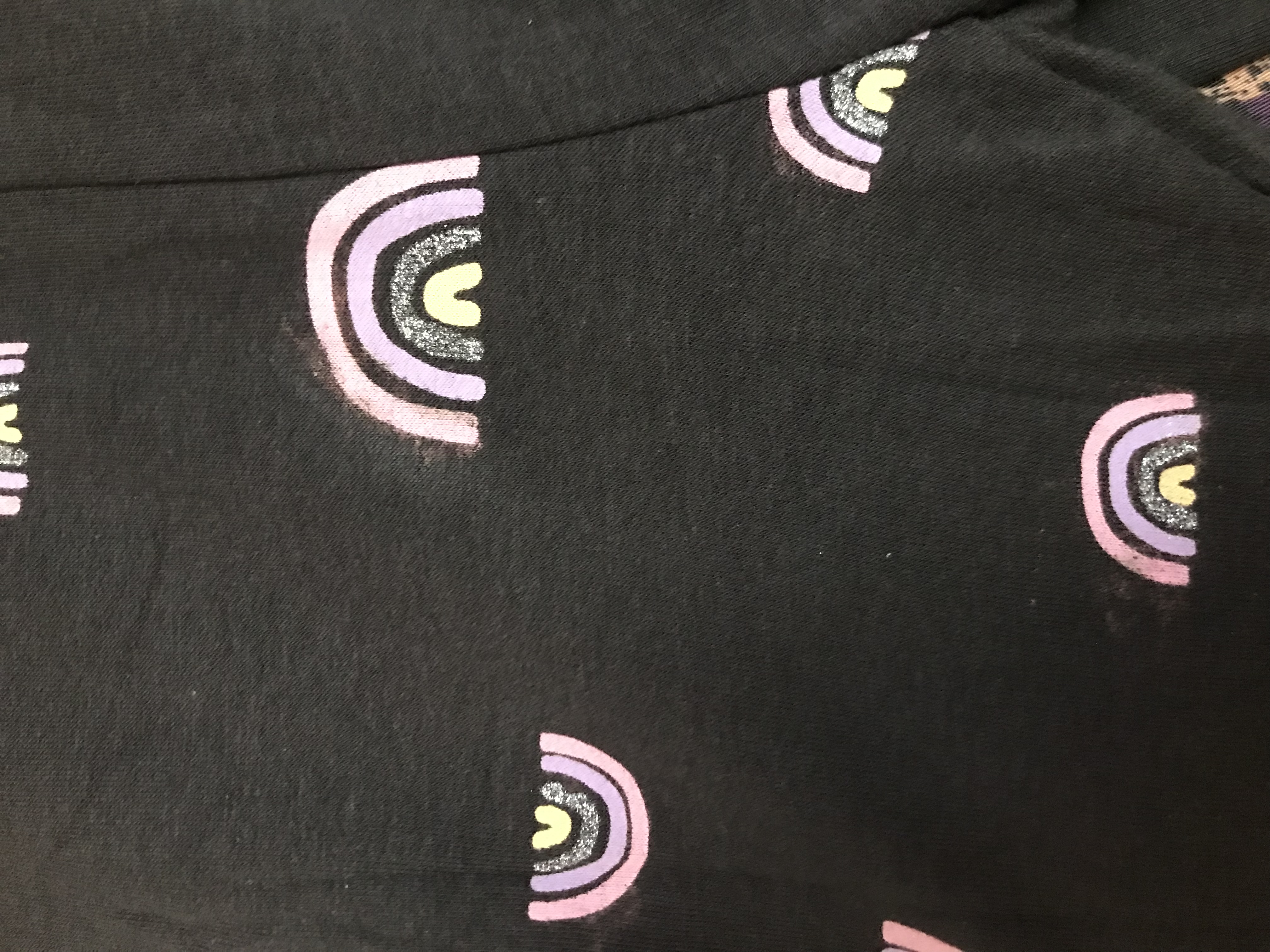 فقط مدل رنگین کمان کمی زدگی رنگ دارد